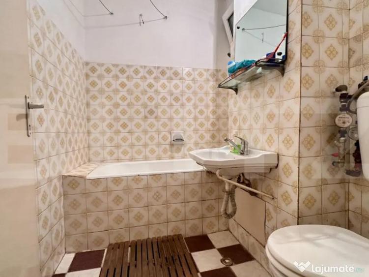 Apartament de vanzare, decomandat cu 3 camere, zona Dacia - 7