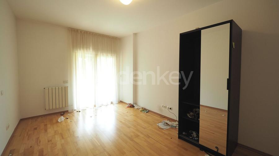 Vila nemobilata in complex cu piscina | 2 garaje - 15