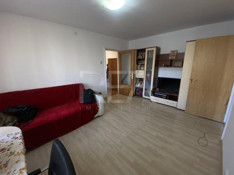 Apartament cu 3 camere semidecomandat, mobilat în Rahova