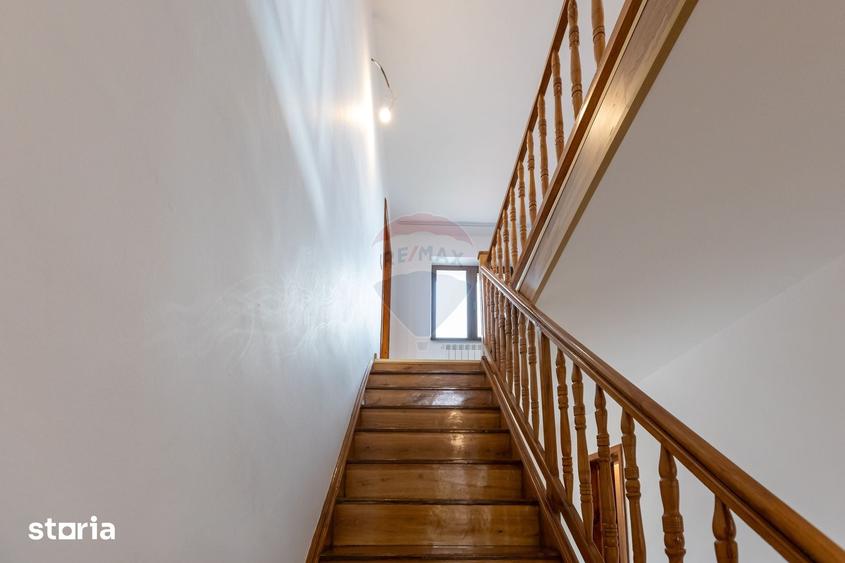 Casă cu 6 camere cu Teren 1710 Mp în Central