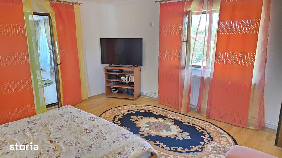 Casă cu 5 camere cu Teren 1054 Mp în Zăvoi