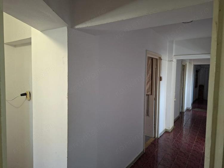 Apartament cu 4 camere decomandat în Micro 17