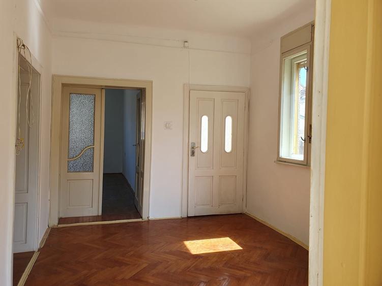 Casă cu 3 camere în Central