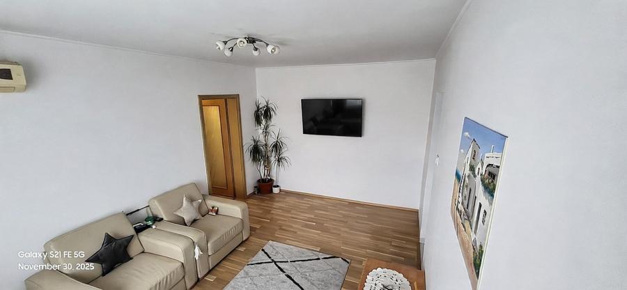Apartament cu 3 camere semidecomandat în Iancului
