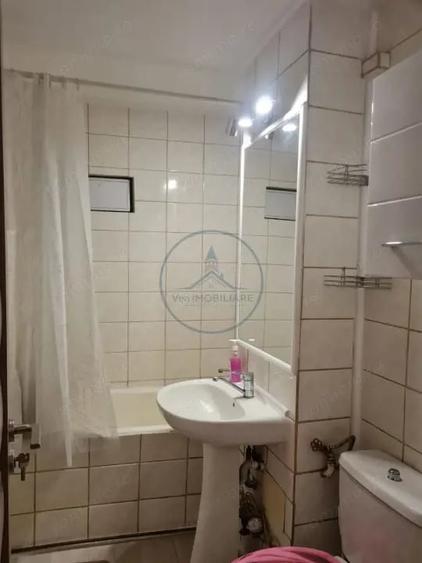 Apartament cu 3 camere semidecomandat, mobilat în Central