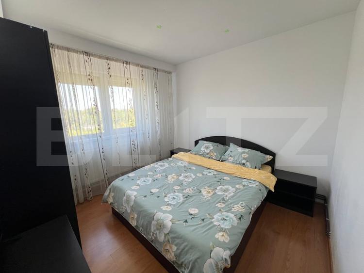 Apartament cu 3 camere semidecomandat, mobilat în Craiovița Nouă