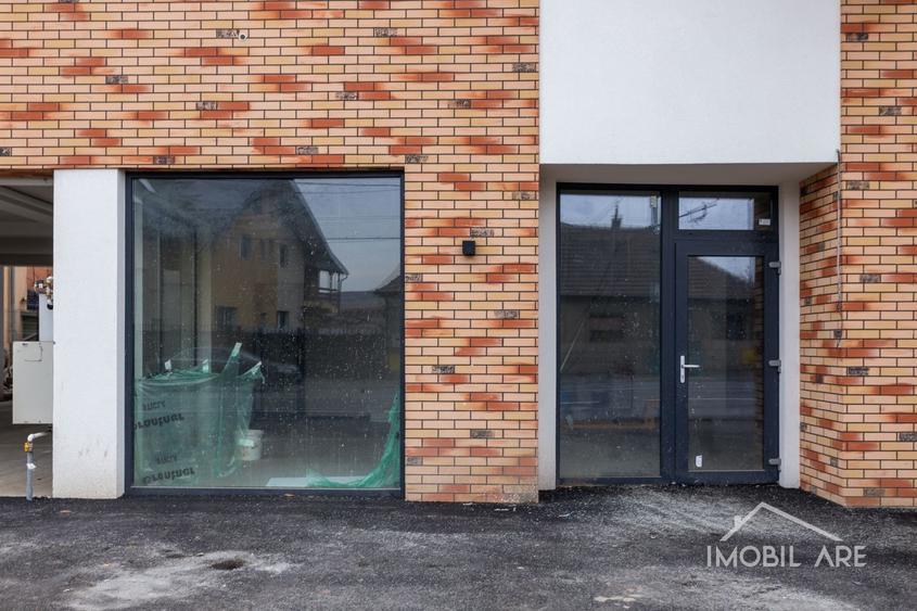 Spatiu comercial cu front stradal in locatie intens circulata - 2