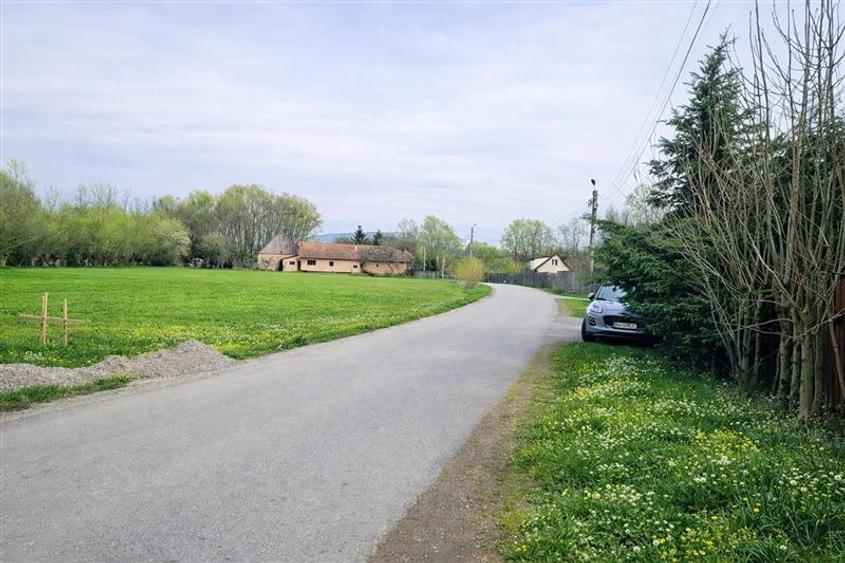1.700mp intravilan,acces usor,intre case,ideal 2 locuinte/investitie,Lunca Calni - 1