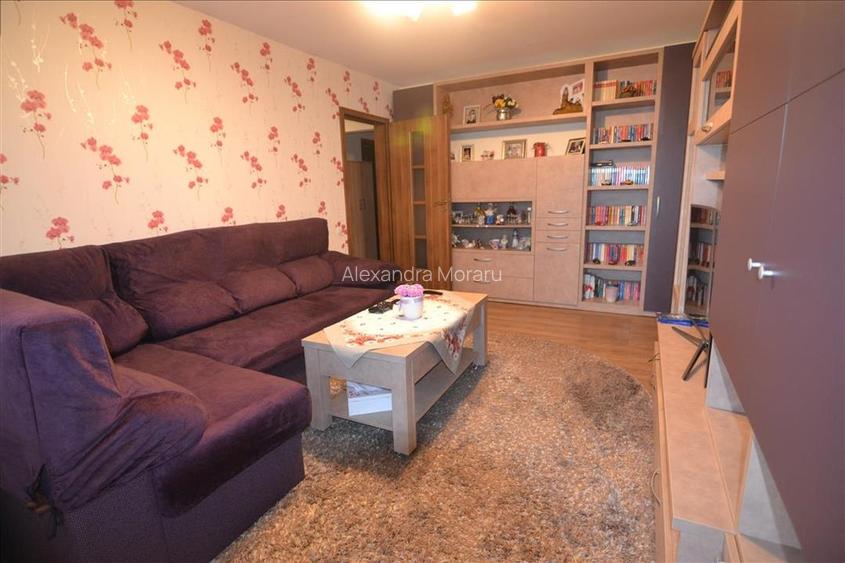 Apartament 3 camere decomandat ,2 bai ,etaj intermediar Tractorul