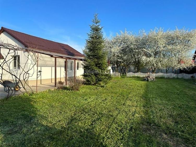 Casa cu 2 camere, curte si gradina verde de 800 mp,terasă acoperită,lo