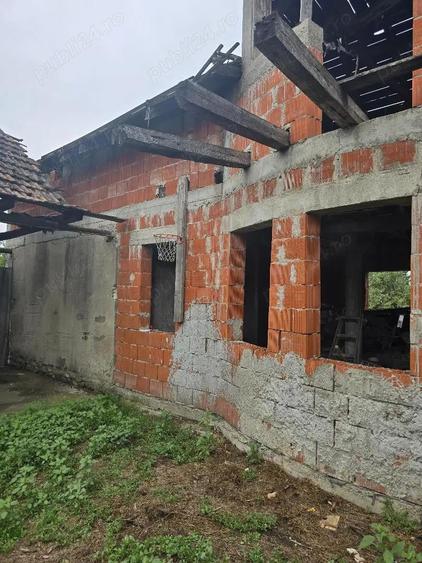 Vand casa loc SUMUGIU, sc 200 mp , parte casa noua la rosu , teren 2670 mp, la sosea, front mare - 15