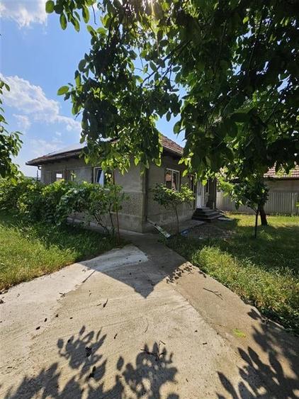 Casa solida, independenta energetic, mutare imediata, 2000 mp teren Targu Trotus - 1