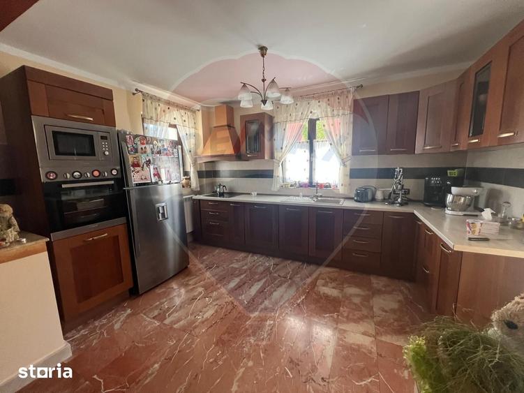 Casă cu 5 camere cu Teren 679 Mp în Central
