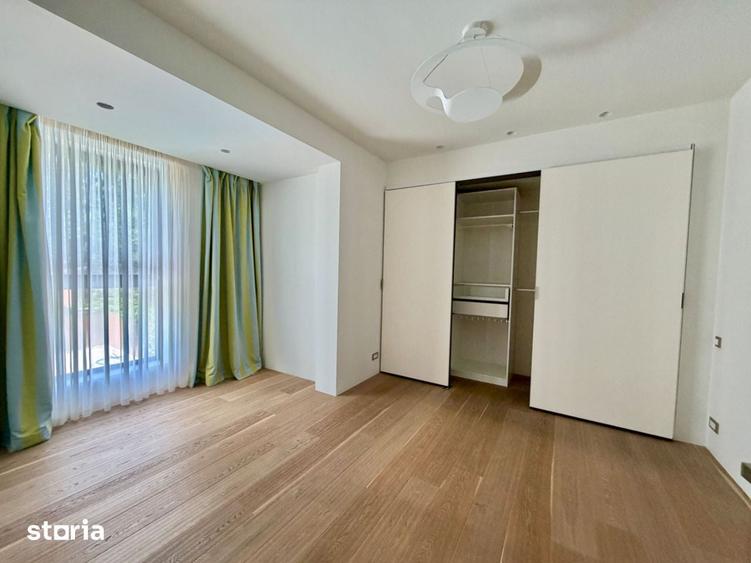 Casă cu 8 camere cu Teren 1000 Mp în Central