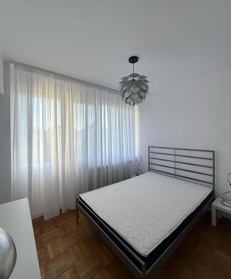 Apartament cu 3 camere semidecomandat, mobilat în P-ța Romană