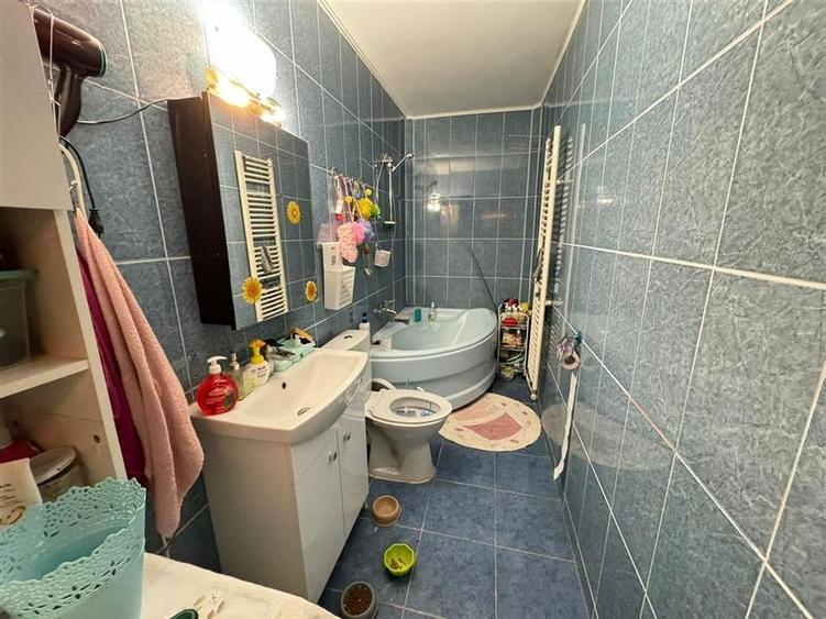 Apartament cu 3 camere decomandat, mobilat în Est