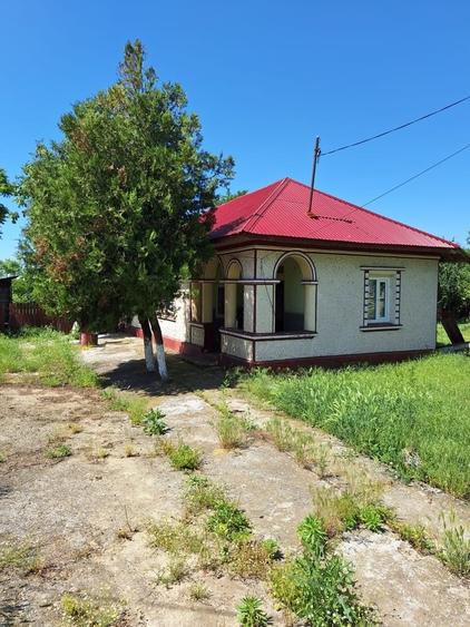 Casă cu 2 camere cu Teren 1734 Mp în Central