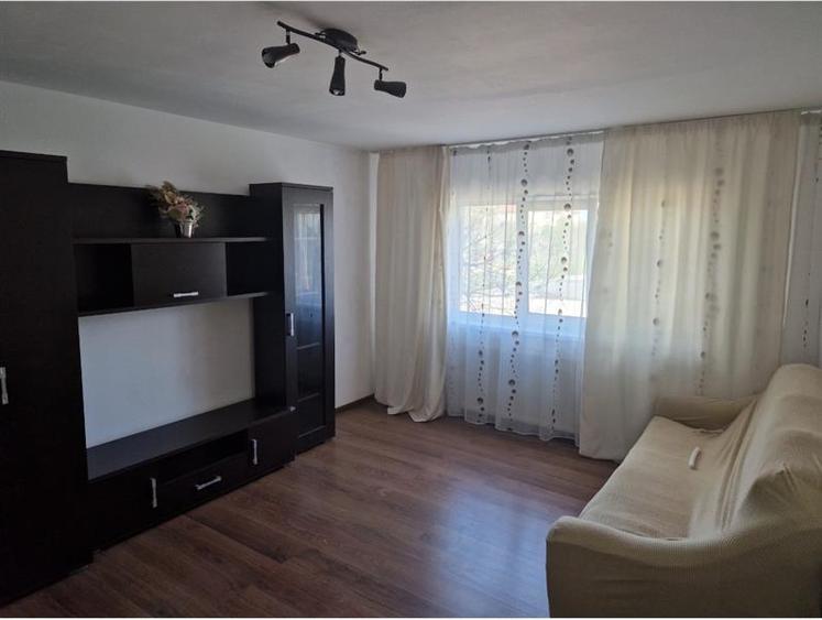 Apartament cu 3 camere decomandat, mobilat în Fabric
