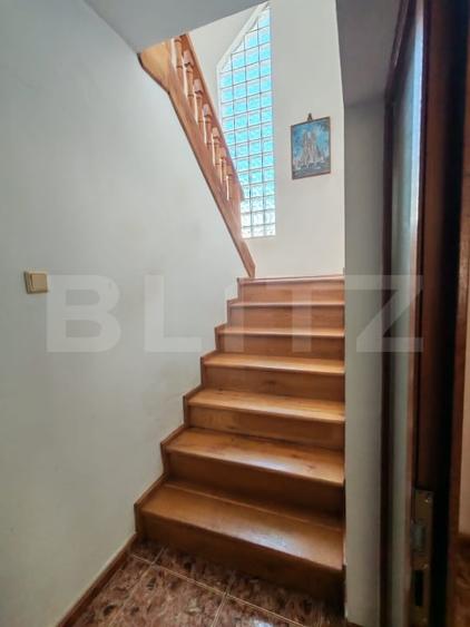 Casă individuală cu 6 camere cu Canalizare în Central