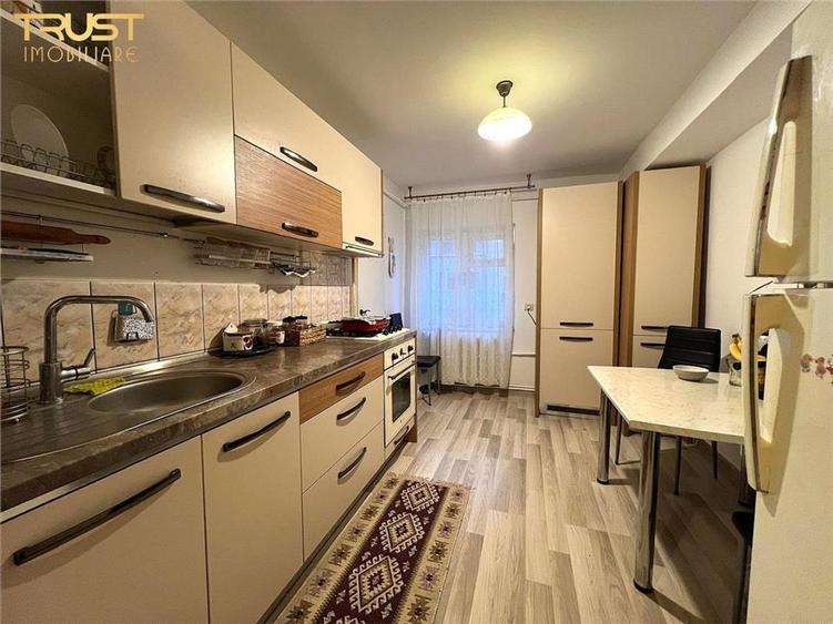 Apartament cu 4 camere decomandat în Central