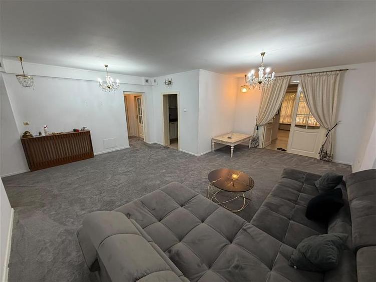 Apartament cu 3 camere decomandat, mobilat în Central