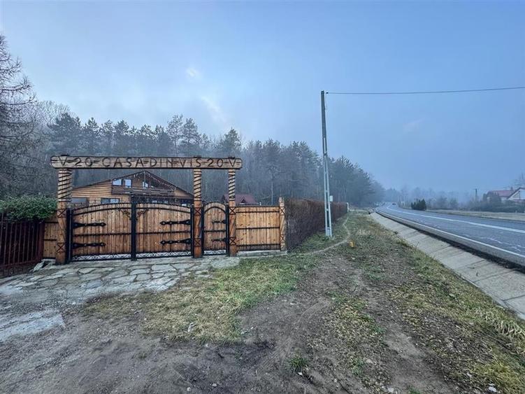 Casa spatioasa, ideala pentru locuinta sau afacere  1500 mp teren, situata pe d - 6