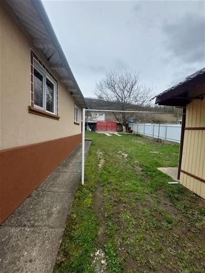 Casa de vanzare cu gradina aproape de Onesti - 2