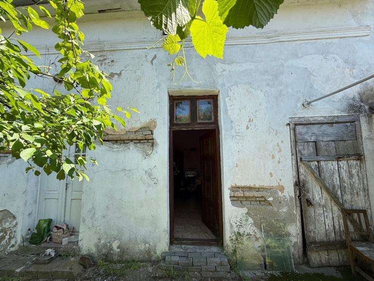 Casa veche individuala pe colt central in Periam - 5