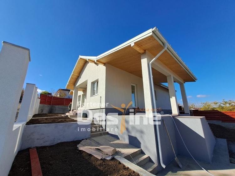 Casă individuală cu 4 camere cu Canalizare în Valea Adâncă