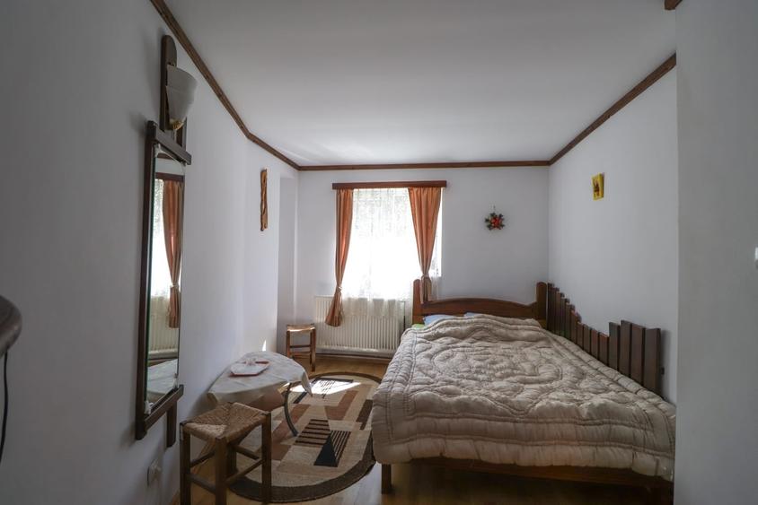 Apartament 4 camere de vânzare în Sinaia, zona Izvor – parter, curte - 3