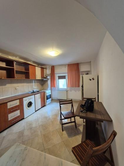 Apartament cu 4 camere decomandat, mobilat în Gara