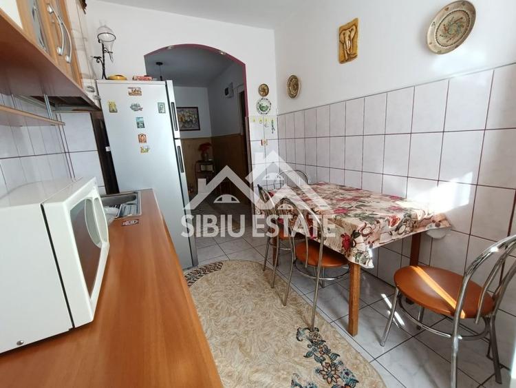 Apartament de vanzare cu 3 camere, decomandat -55 mp. balcon, pivnita - 11