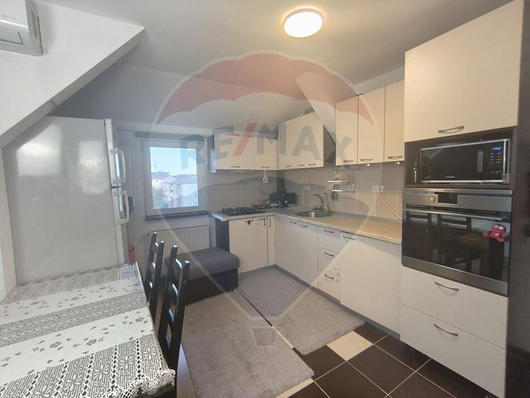 Apartament cu 3 camere de vanzare in zona Soarelui - 1