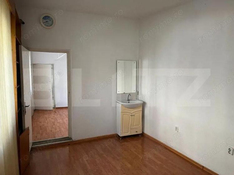 Casa P+1, destinatie medicala, S.c. 102 mp, teren 111 mp, zona Scoala 2 - 8