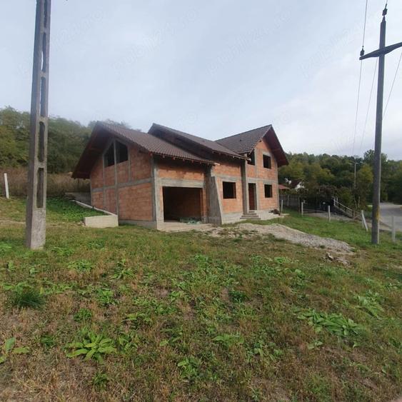 Casa la rosu de vanzare - 6