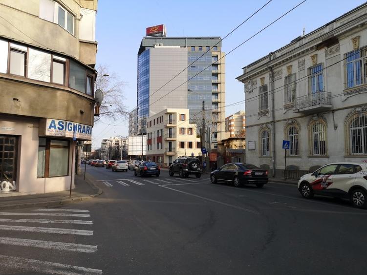 Dacia Bd., la trecerea de pietoni, pe colt, langa Statia de Salvare Bucuresti - 9