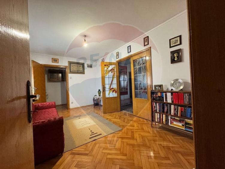 Casă / Vilă cu 8 camere de vânzare în zona Industriilor/Republica - 17