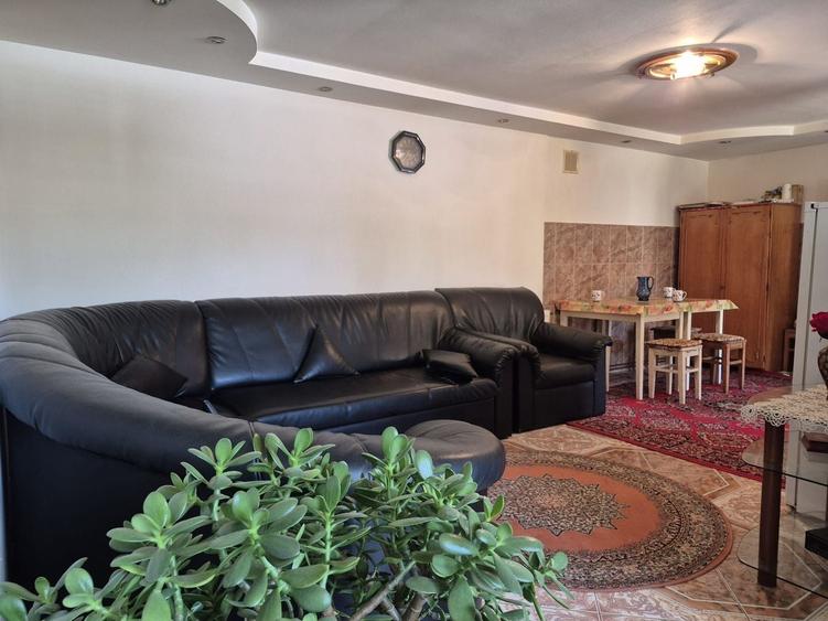 Casă individuală cu 7 camere cu Canalizare în Central