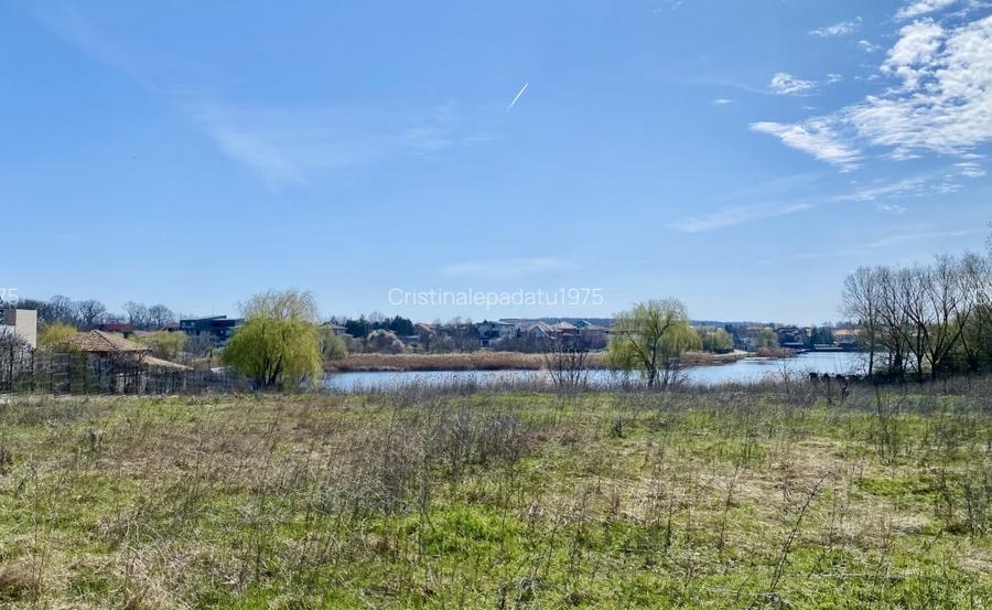 Teren vedere panoramica partial lac si padure, central,  toate utilitatile