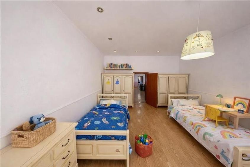 Rezidenta 4 camere,in farmec istoric, vedere Tampa,cu beci si pod,Centrul Istori - 4