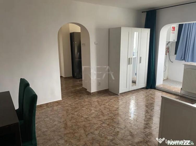 Apartament cu 4 camere semidecomandat în Văcăresti
