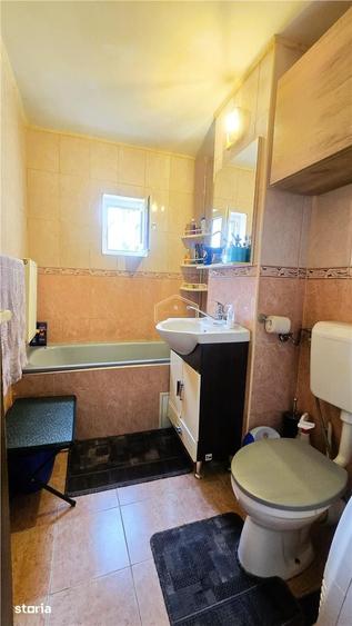 Apartament cu 3 camere semidecomandat în Micro 16