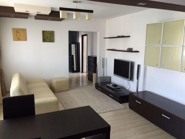 Apartament cu 3 camere semidecomandat în Titan