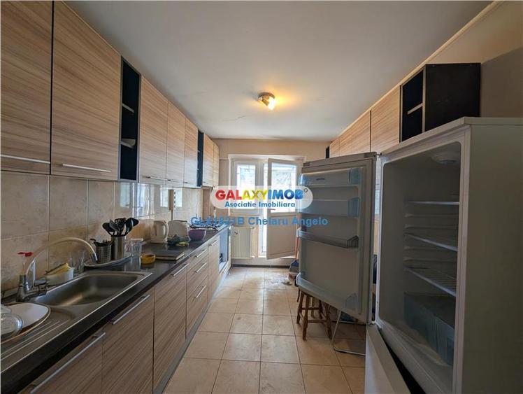 Apartament cu 4 camere semidecomandat în Berceni