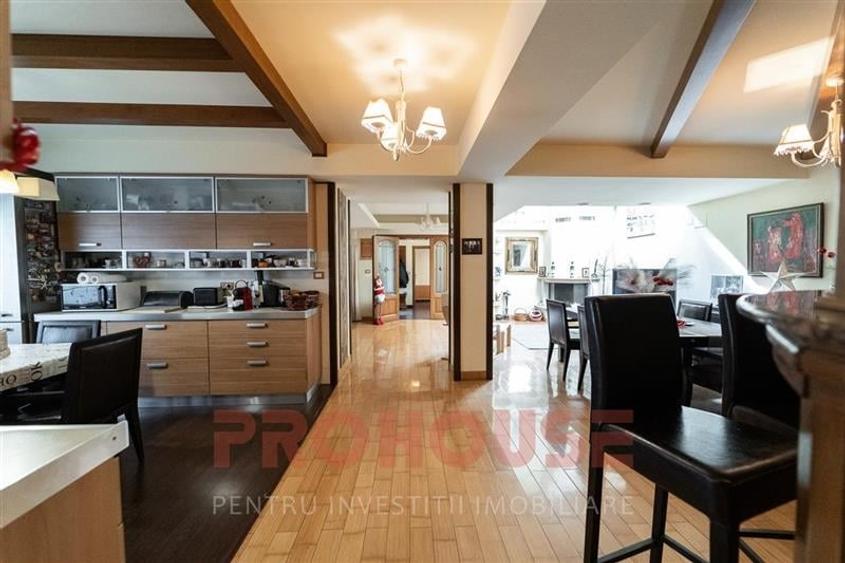 Casă individuală cu 10 camere cu Teren 550 Mp în Ultracentral