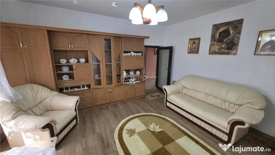 Casă cu 8 camere cu Teren 432 Mp în Central