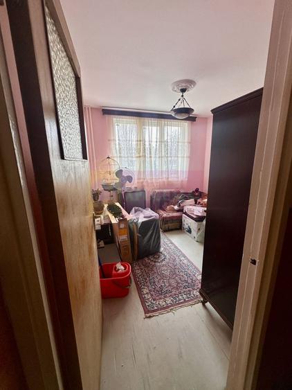 Apartament cu 3 camere semidecomandat în Rahova
