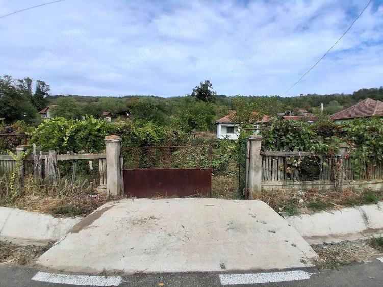 Casă cu 2 camere cu Teren 1110 Mp în Central
