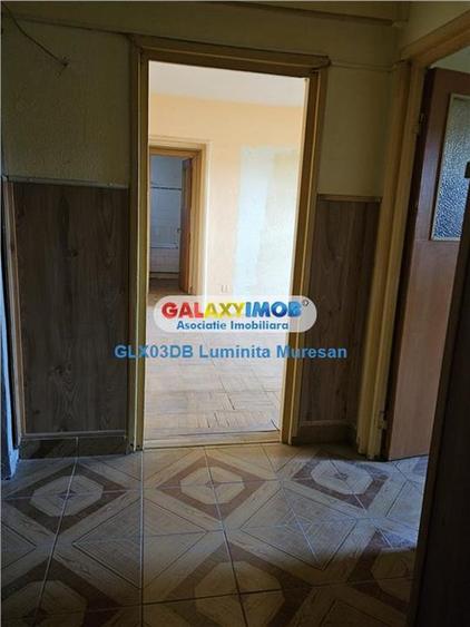 Apartament cu 3 camere semidecomandat în Micro 6
