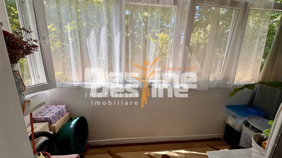 Apartament cu 3 camere semidecomandat, mobilat în Donici